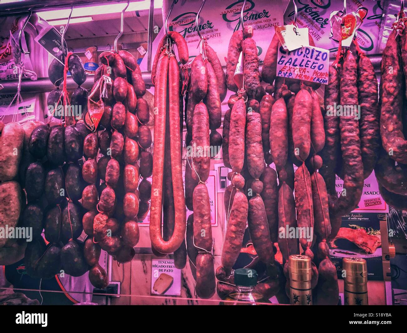 Spanische Wurst hängend in einem Markt Stockfoto