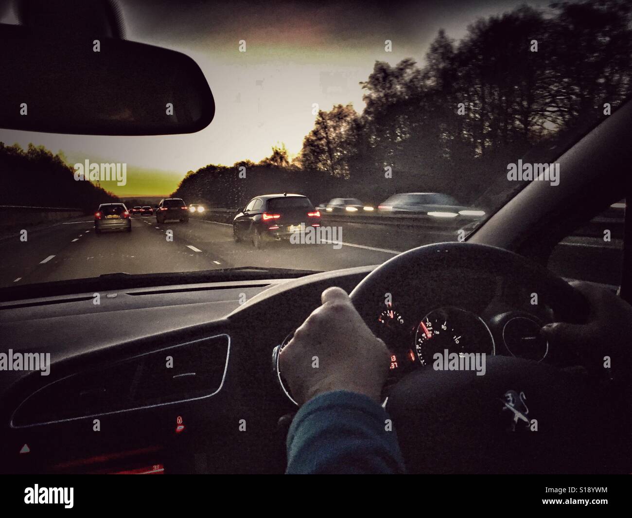 Auf der Straße, am Abend pendeln. - Smartphone-aufgenommenes Stockfoto