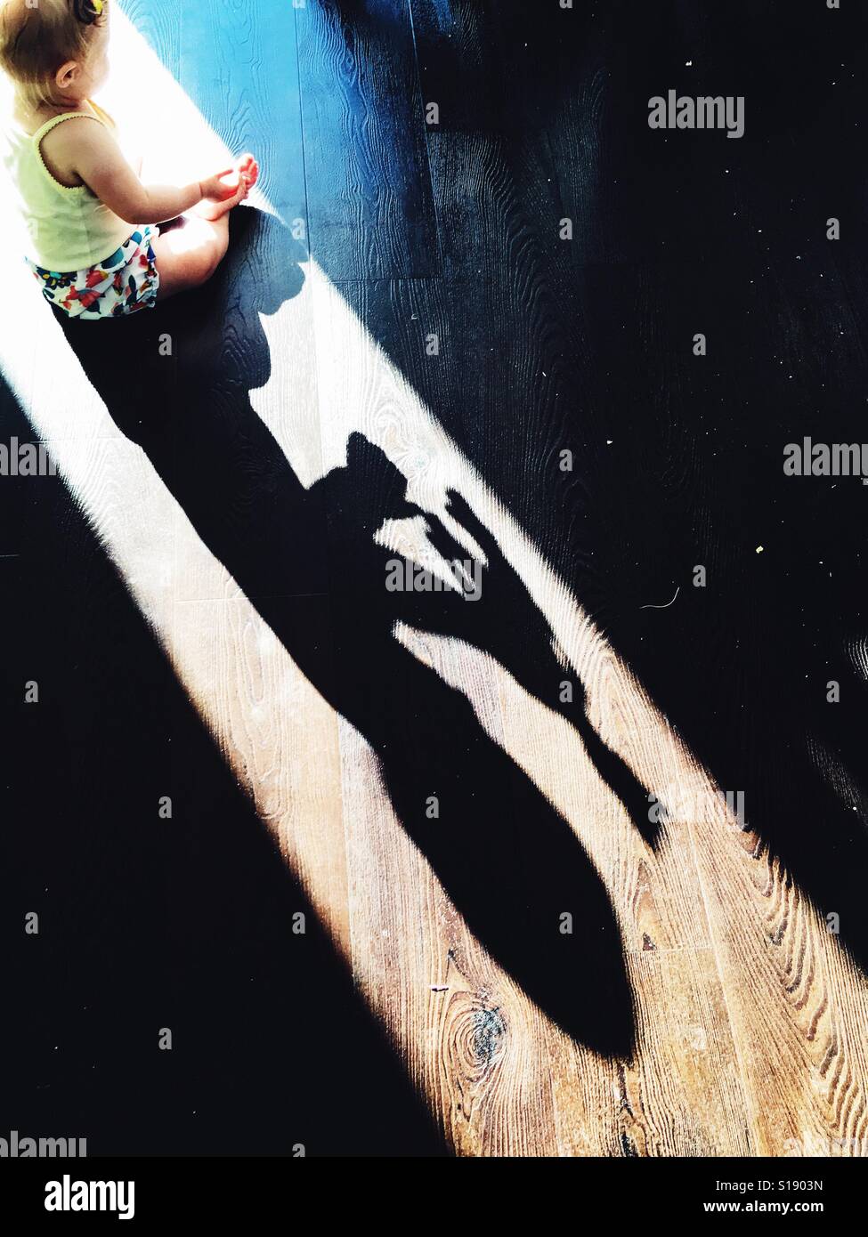 Schatten der Mädchen spielen mit giraffe Stockfoto