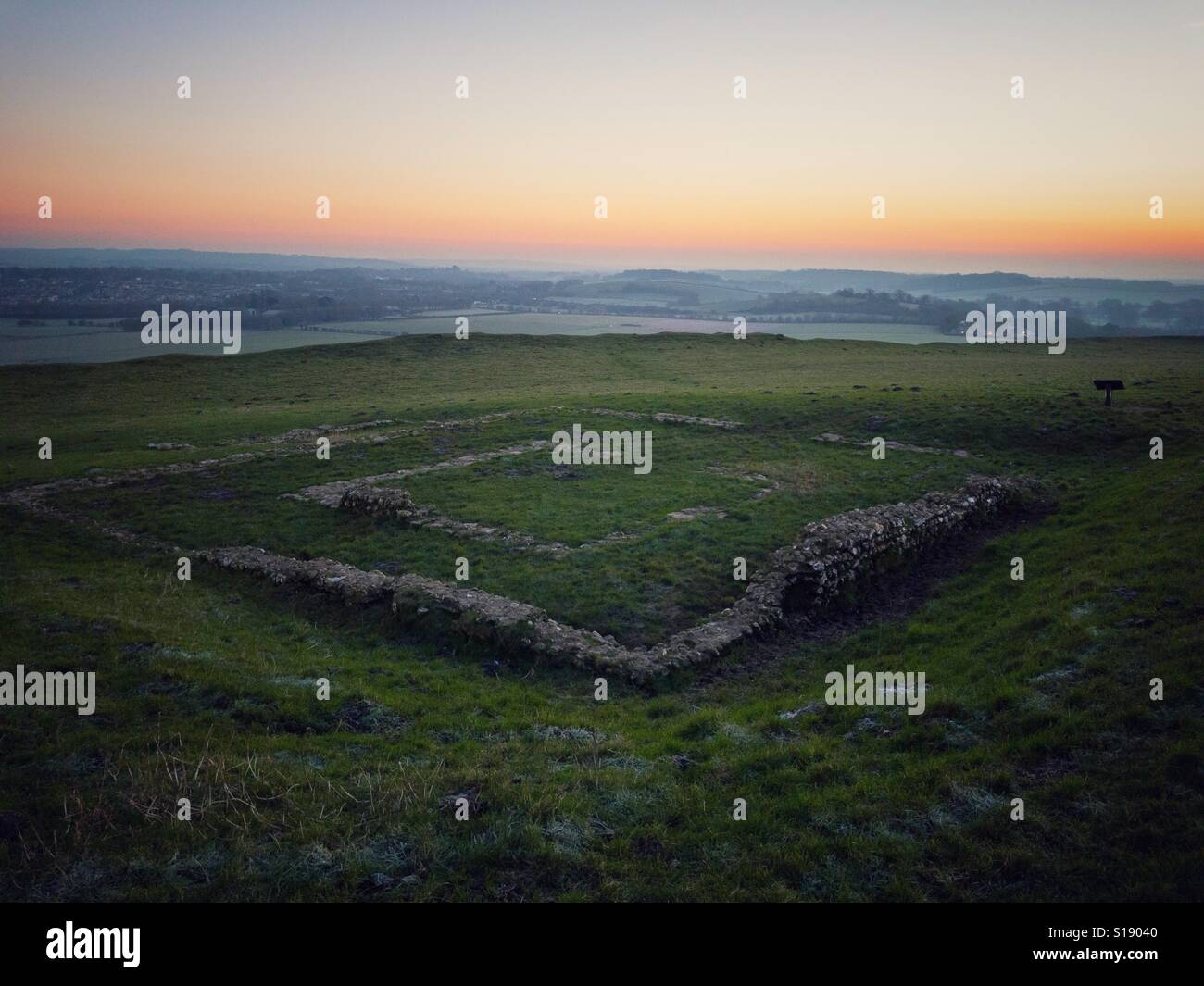 Bleibt auf der Oberseite Maiden Castle, Dorset bei Sonnenaufgang Stockfoto