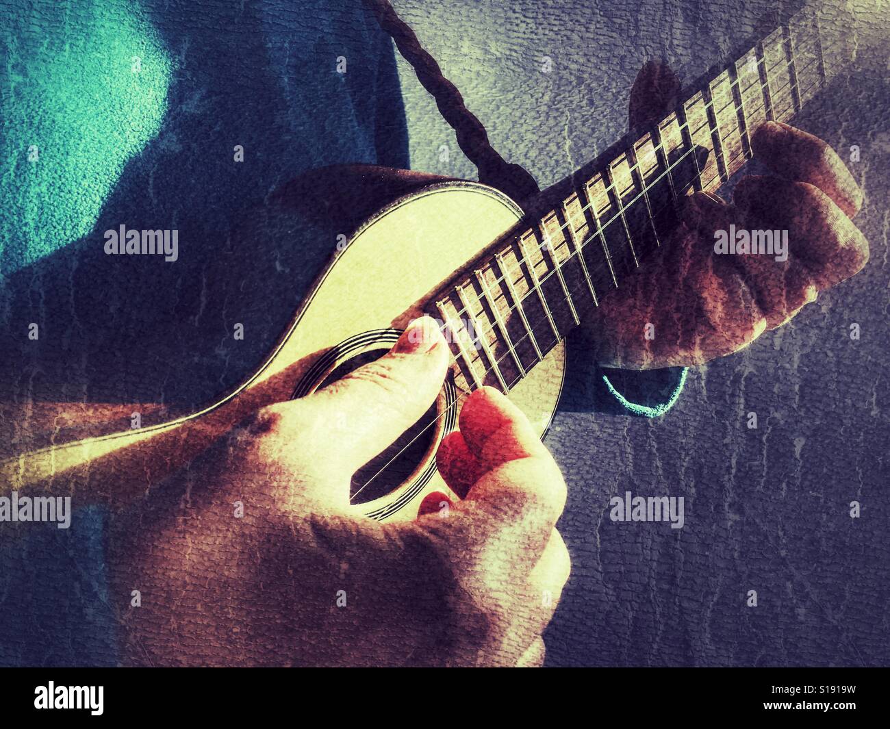 Musiker spielen eine Machete de Braga oder Braguinha, eine traditionelle vier Saiteninstrument aus Madeira - Smartphone-aufgenommenes Stockfoto