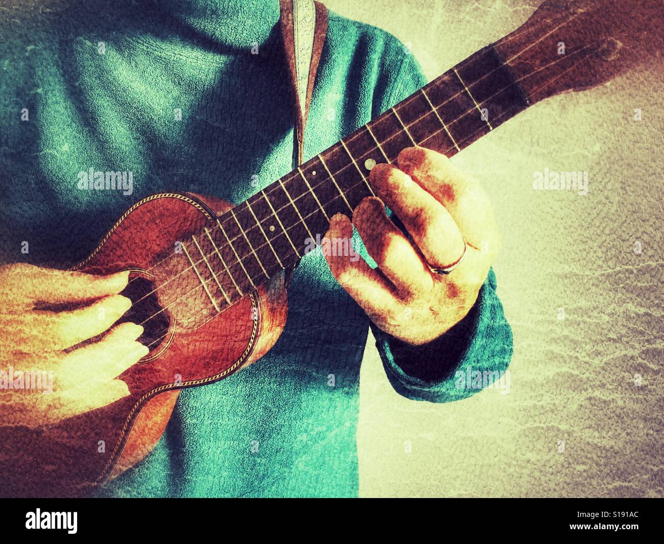Frau spielt ukulele - Smartphone-aufgenommenes Stockfoto