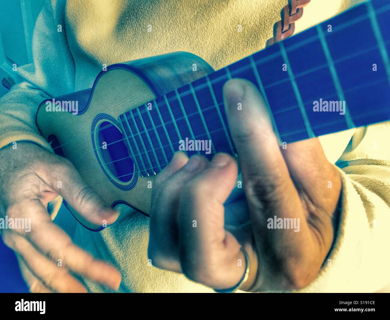 Frau spielt die Machete de Braga, vier Saiteninstrument aus Madeira. - Smartphone-aufgenommenes Stockfoto