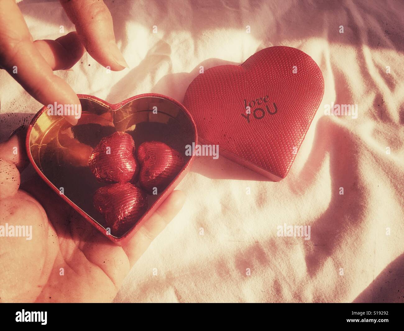 Bietet einen Valentinstag Schokolade - Smartphone-aufgenommenes Stockfoto