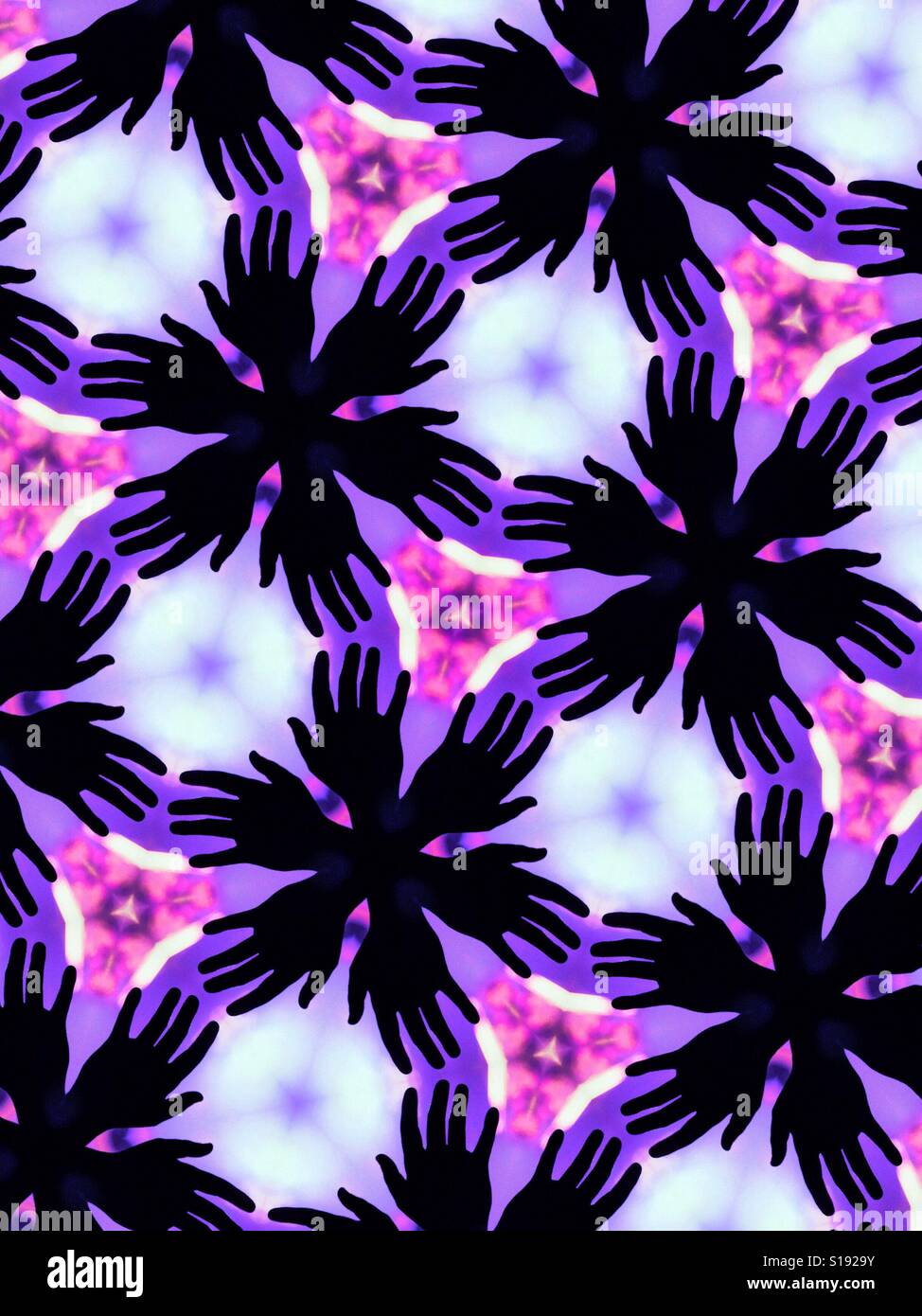 Ein abstraktes kaleidoskopartigen Bild von Silhouette ausgestreckten Händen vor einem lila Hintergrund Stockfoto