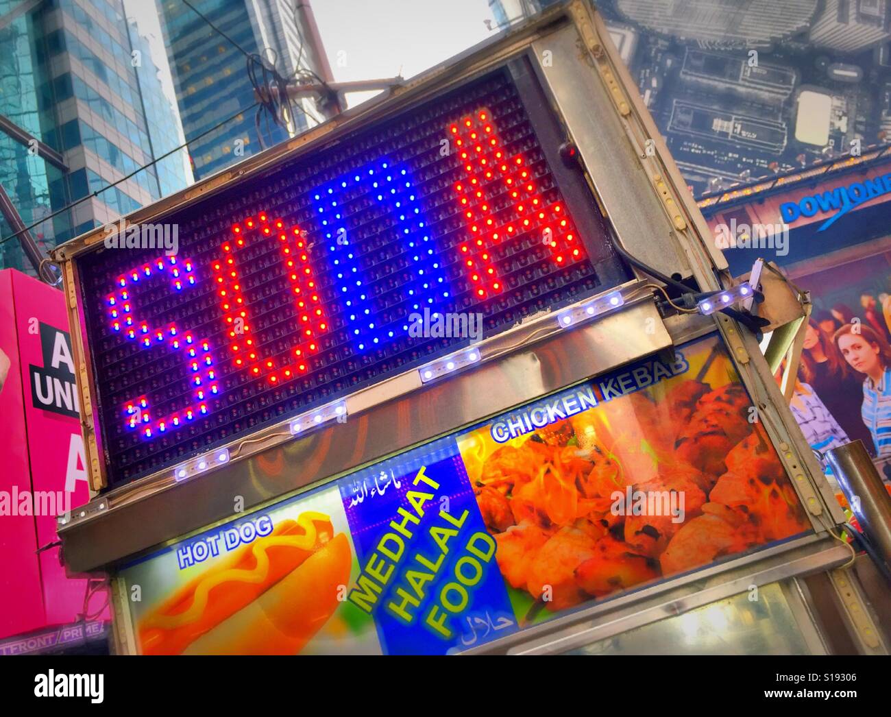 LED-Zeichen verkauft Soda auf einem Fast-Food Anbieter Wagen auf dem Times Square, New York, USA - Smartphone-aufgenommenes Stockfoto