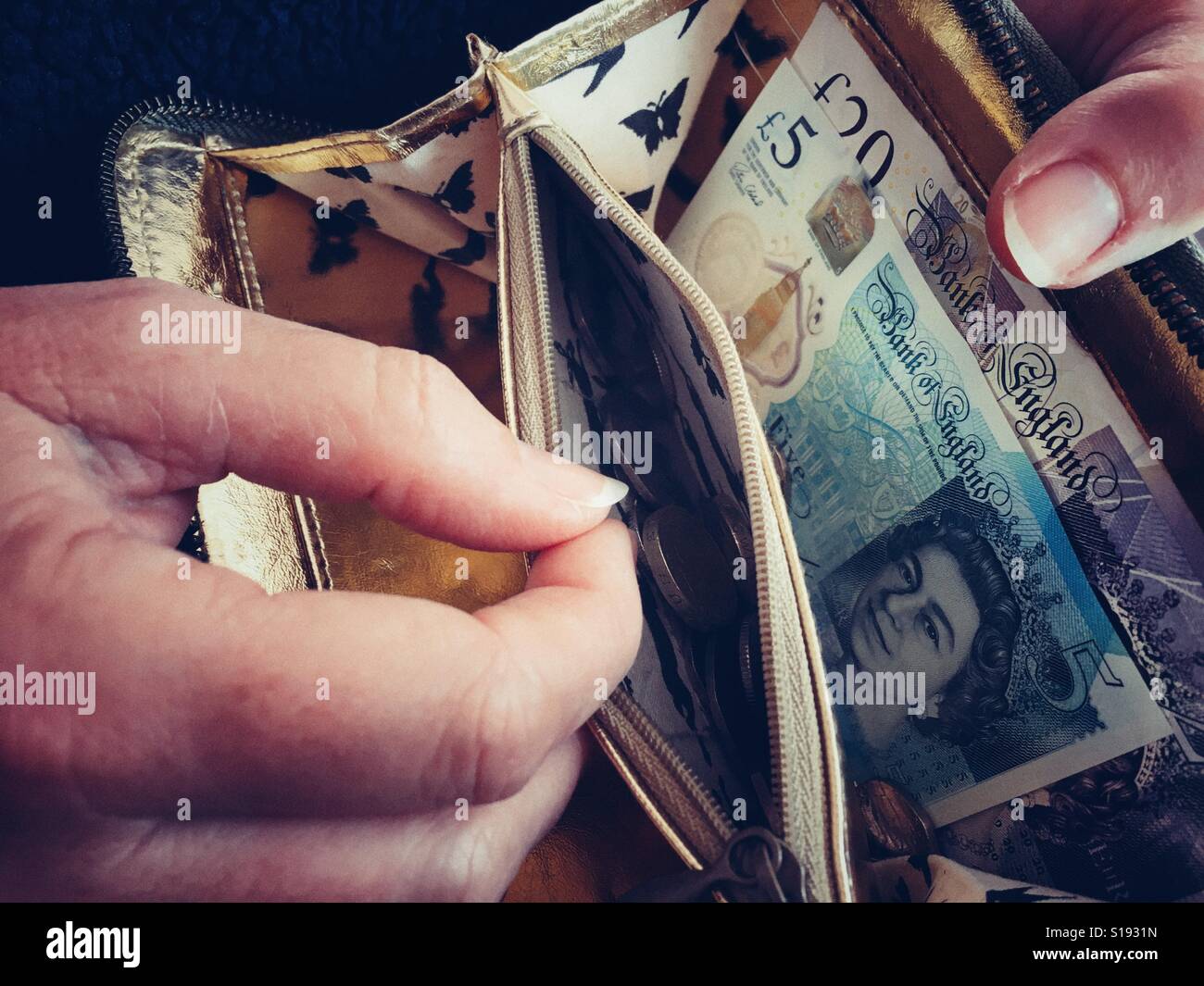 Handtasche in den Händen öffnen - Smartphone-aufgenommenes Stockfoto