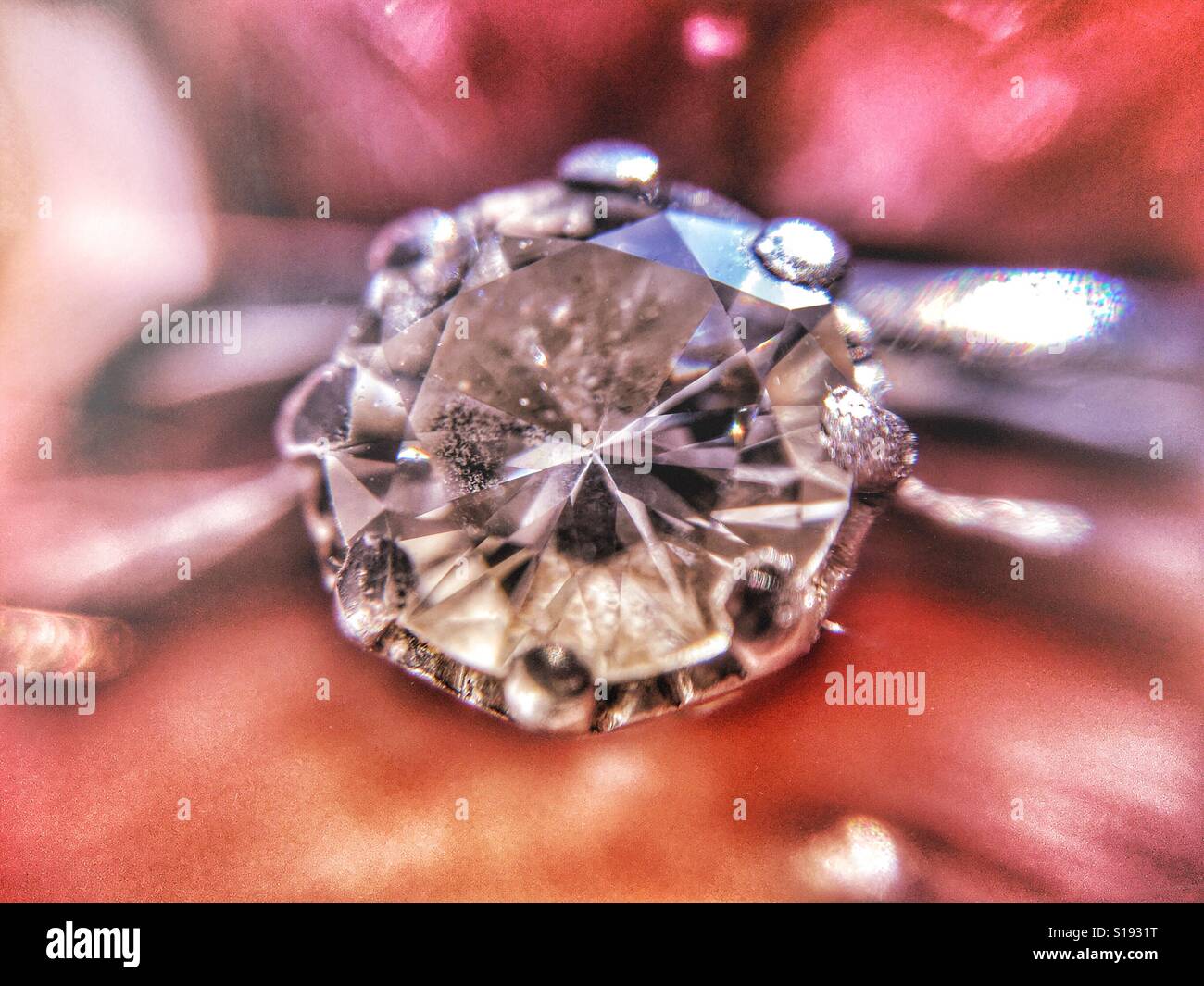 Solitär-Diamant-Verlobungsring Stockfoto