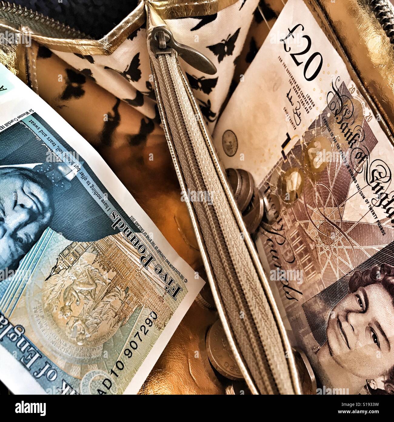 Banknoten und Münzen in der Handtasche - Smartphone-aufgenommenes Stockfoto