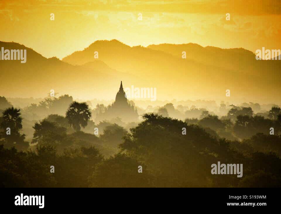 Myanmar-Burma-Bagan-Tempel in Misty Sunrise Stockfoto