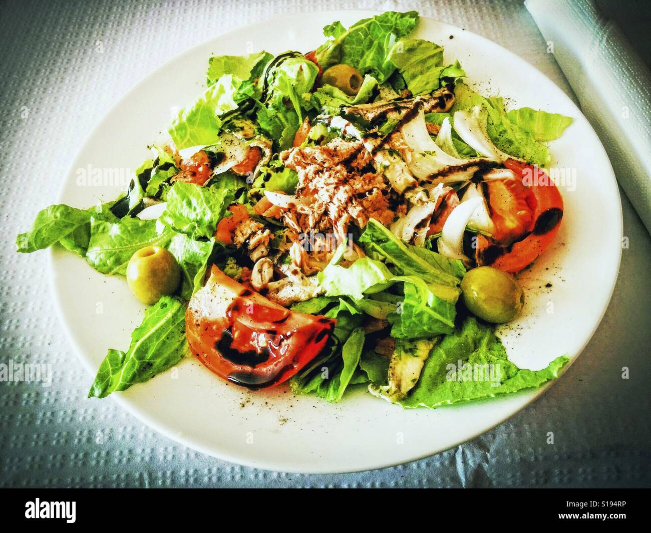 Salat mit Thunfisch und Oliven. Stockfoto