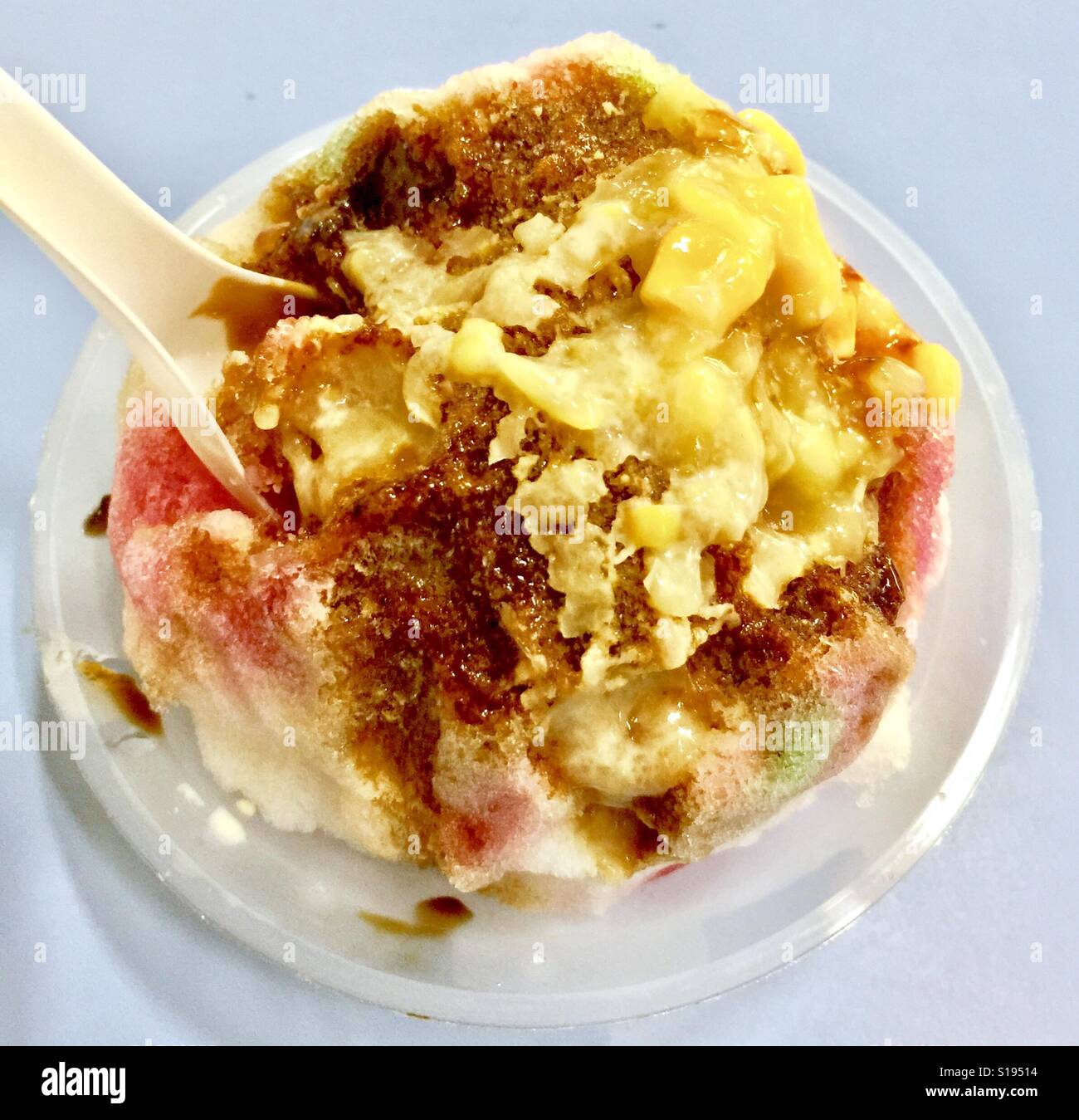 Singapur-Dessert - rasiert Eis garniert mit Sirup, Palmzucker und Zuckermais (Eis Kachang) Stockfoto