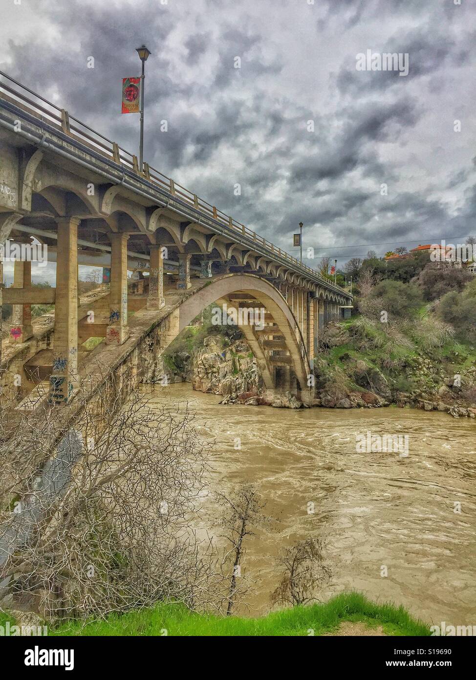 Regenbogenbrücke über die American River nach heftigen Stürmen in Folsom, Kalifornien Stockfoto