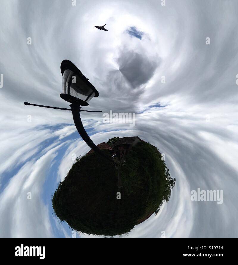Kreative Bild fliegenden Planeten mit Straßenlaterne und Vogel Stockfoto