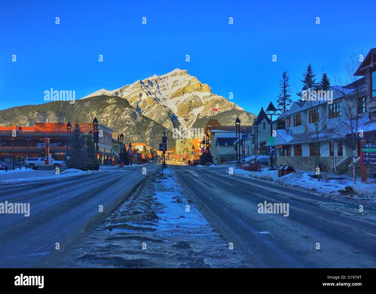Die Innenstadt von Banff und Cascade Mountain, Alberta, Kanada - Smartphone-aufgenommenes Stockfoto
