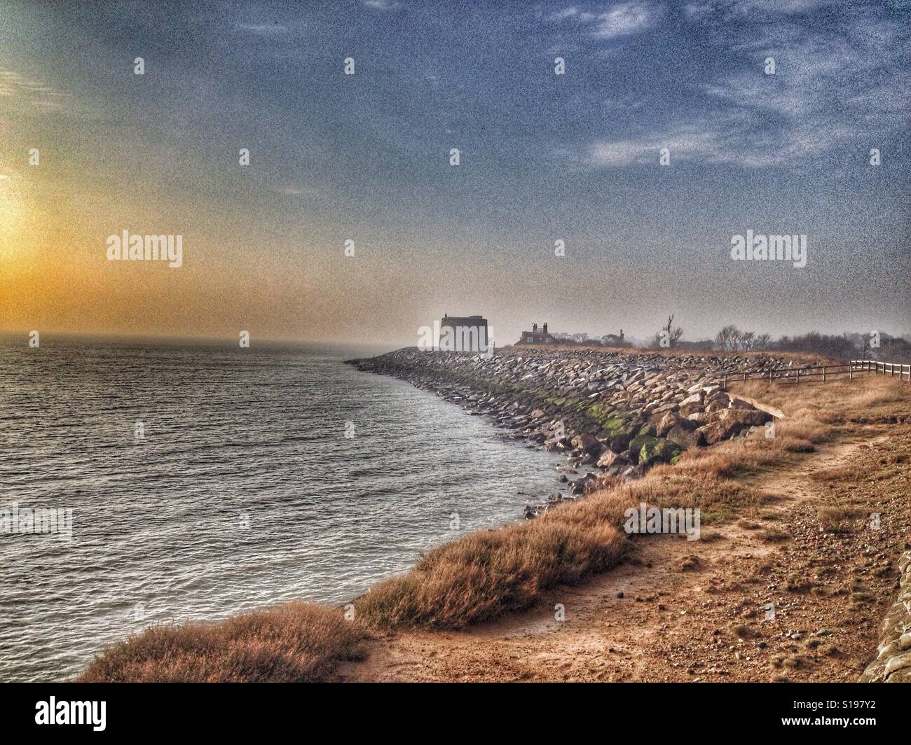 Rock Rüstung Coastal Abwehrkräfte, Osten Lane, Bawdsey, Suffolk, UK. - Smartphone-aufgenommenes Stockfoto