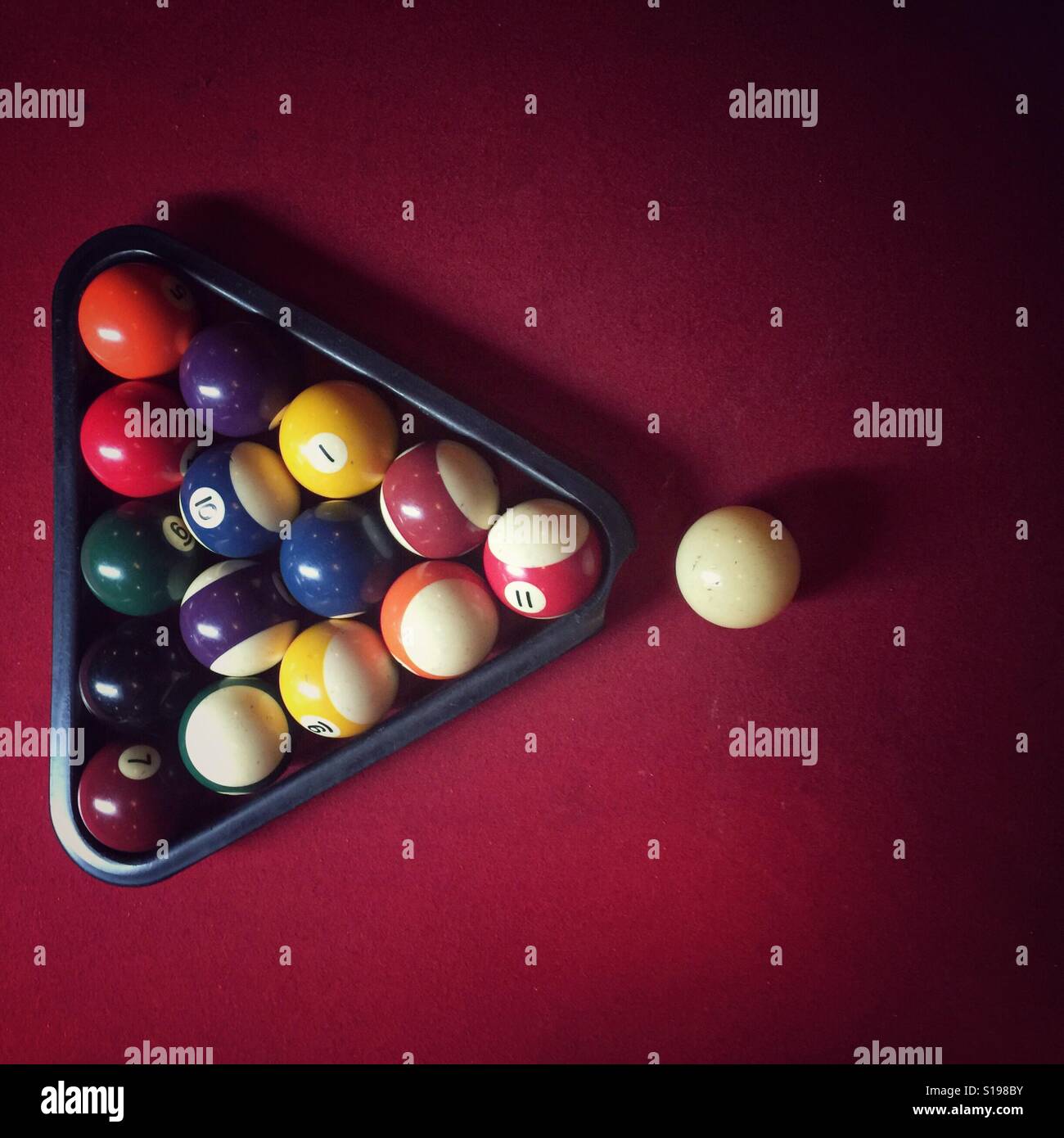 Legen Sie für ein Spiel auf roten Billardtisch Billard-Kugeln Stockfoto