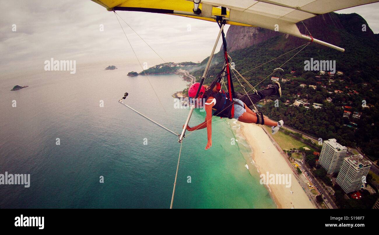 Hängen Sie gleiten über Rio De Janeiro Stockfoto