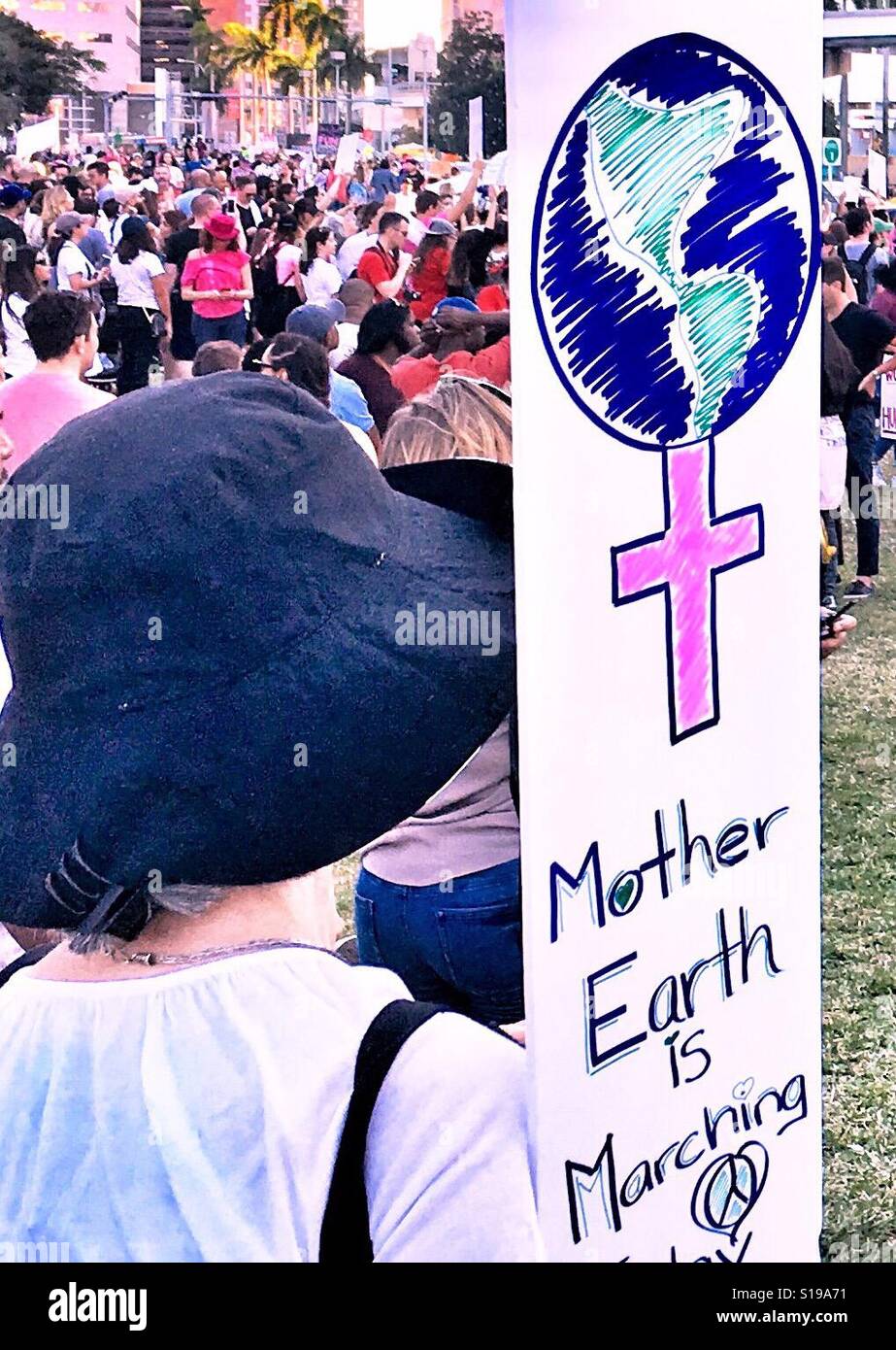 Marching Damen und Mutter Erde Stockfoto