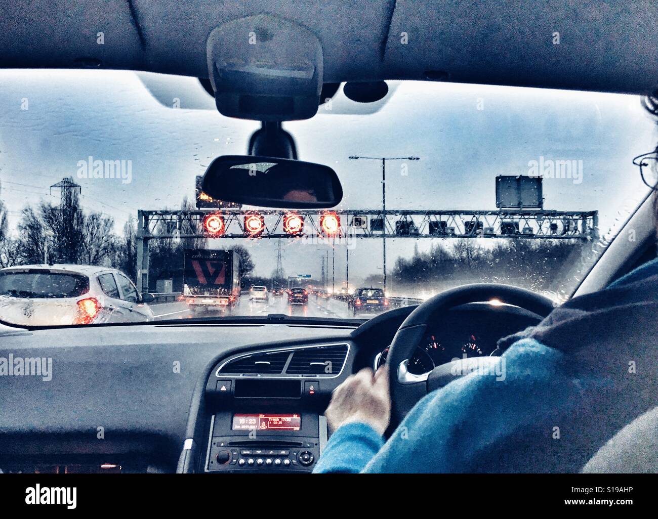 POV fahren auf einer neuen Smart Autobahn im Regen. Portal mit Geschwindigkeitsbeschränkungen auf der M6. Stockfoto