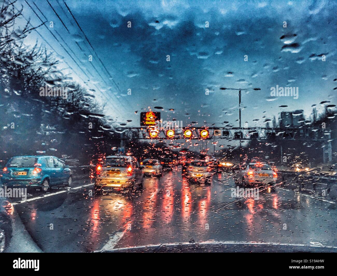 POV auf der Smart Autobahn M6 im Regen fahren. Langsamfahrstellen und Schwerverkehr Stockfoto