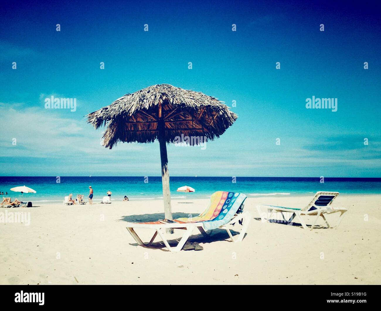 Reed-Sonnenschirm am Strand Stockfoto