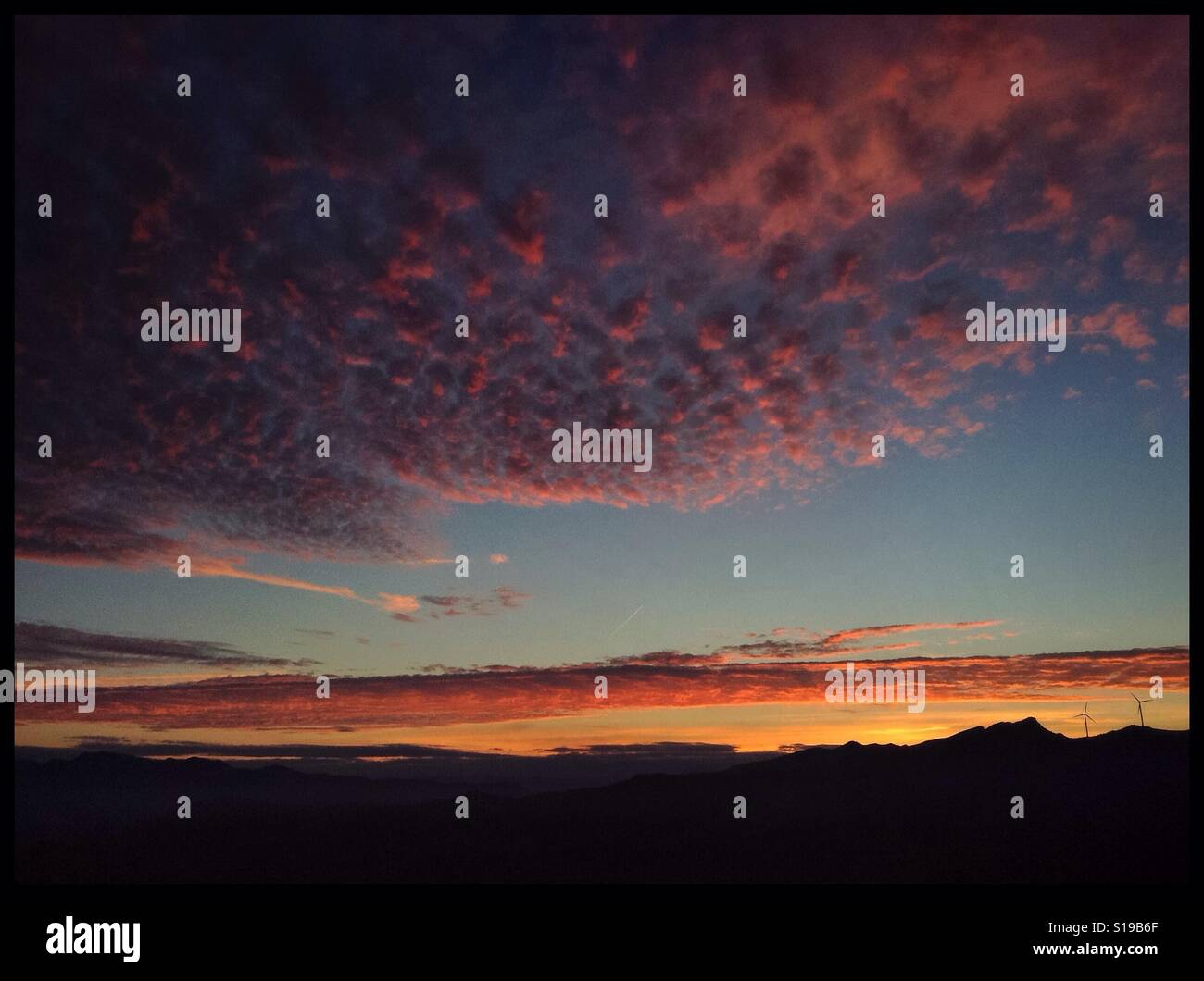 Lebendige Sonnenaufgang über den Bergen des südlichen Katalonien, Spanien. - Smartphone-aufgenommenes Stockfoto