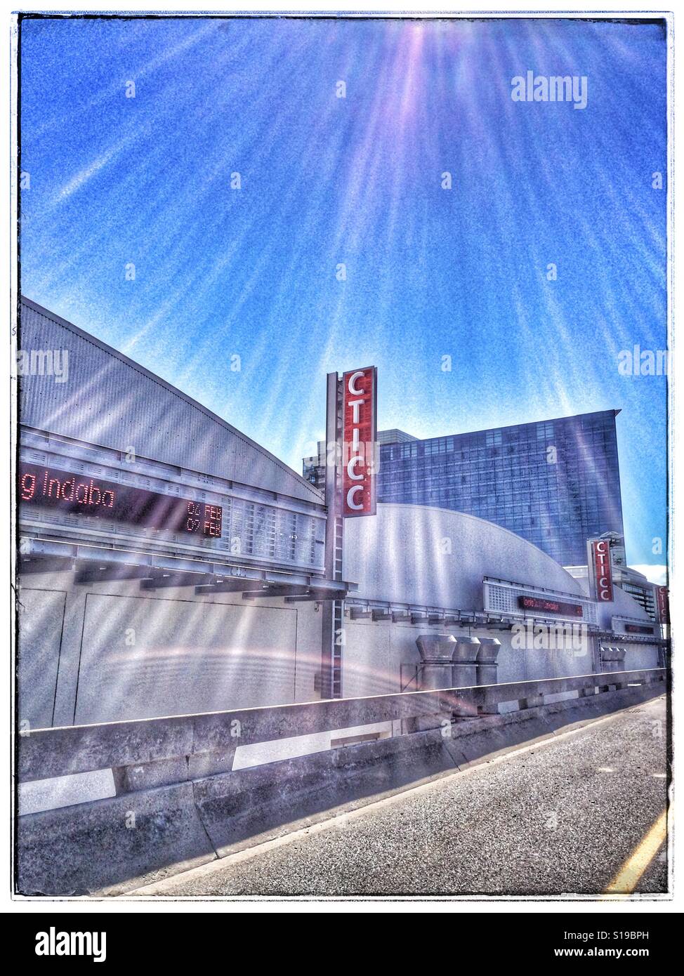 CTICC, Cape Town, Südafrika. Starke Nutzung von Filtern. - Smartphone-aufgenommenes Stockfoto