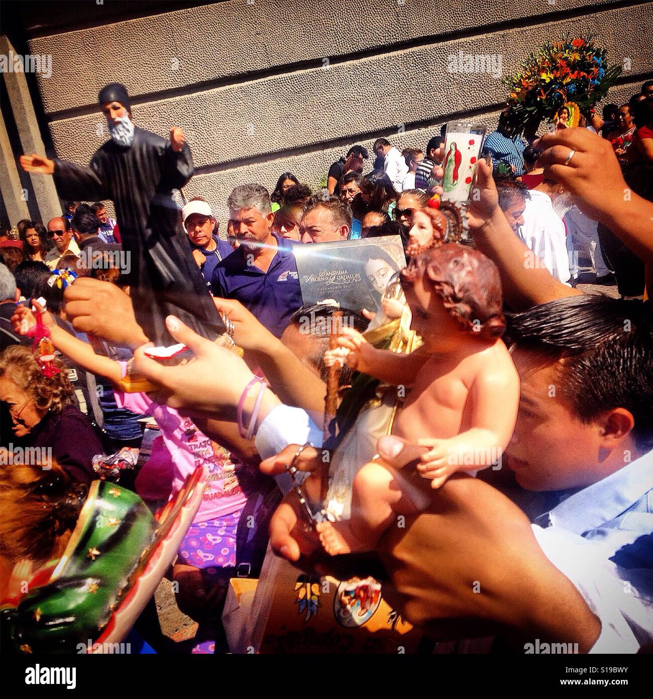 Pilger hält Heiligen gesegnet mit Weihwasser in Basilika Nuestra Señora de Guadalupe in Mexiko-Stadt, Mexiko - Smartphone-aufgenommenes Stockfoto