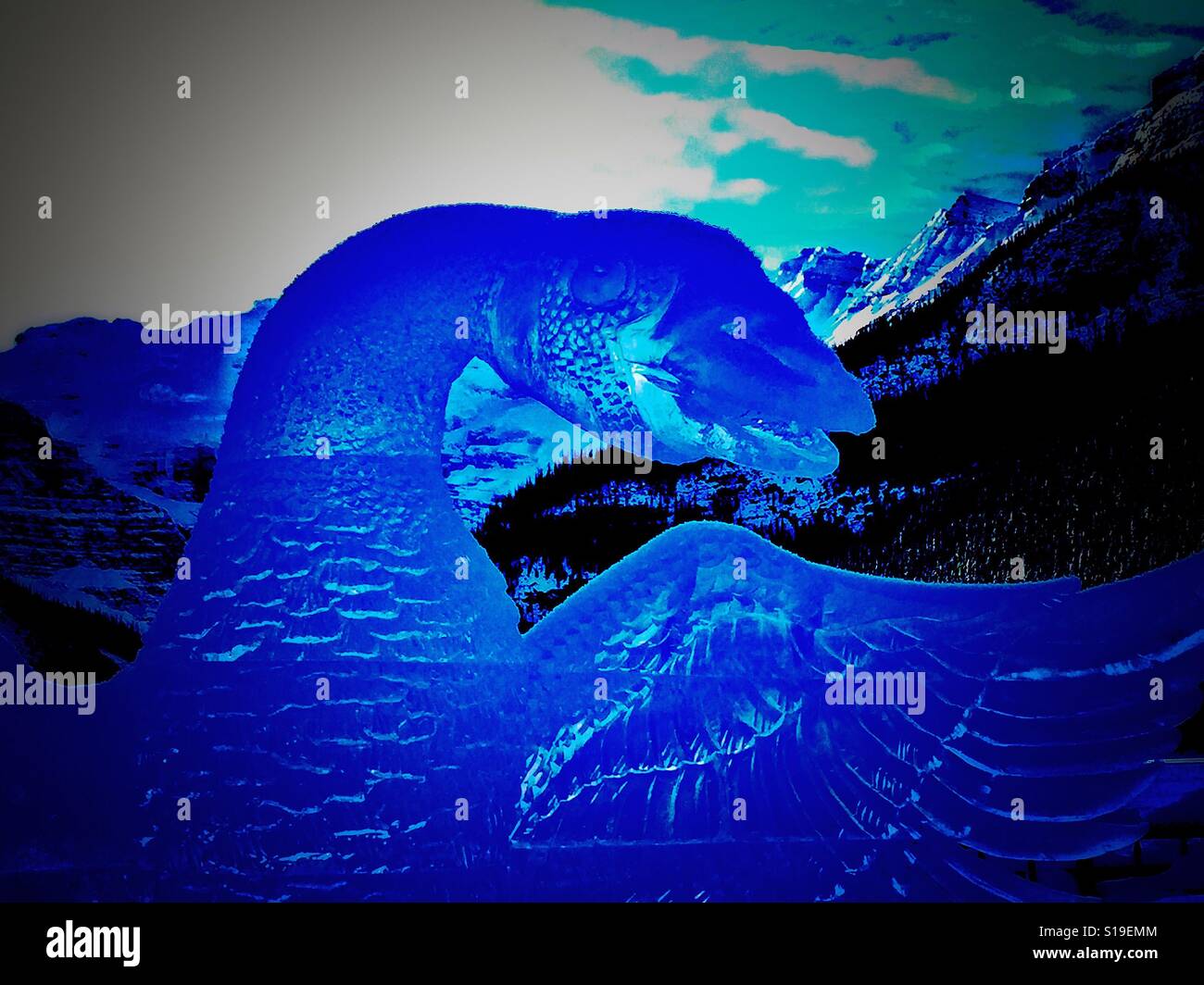 Ice carving am Lake Louise im Banff Nationalpark, Alberta, Kanada.  Kanada-Gans - Smartphone-aufgenommenes Stockfoto