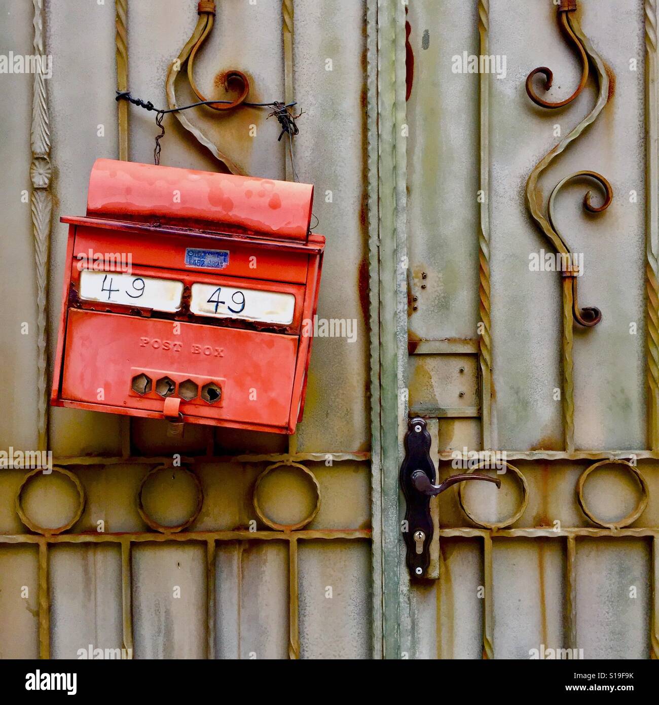 Tür mit einer roten Vintage Briefkasten, Emerald Hill, Singapur Stockfoto