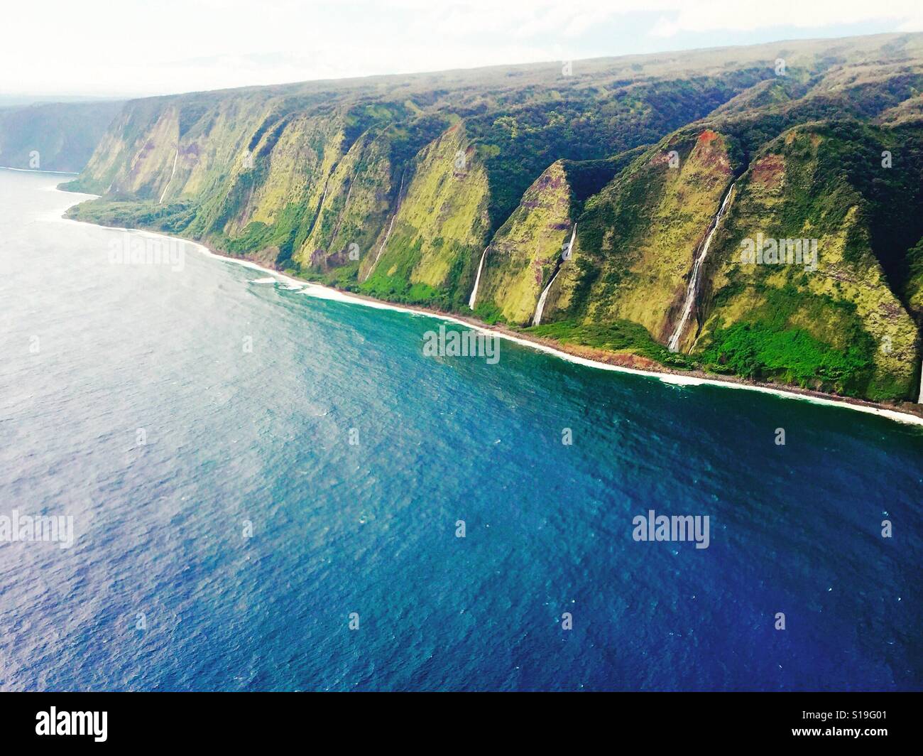Luftbild von der atemberaubenden Kohala Coast auf der Big Island von Hawaii, glitzernd mit Wasserfällen. Stockfoto