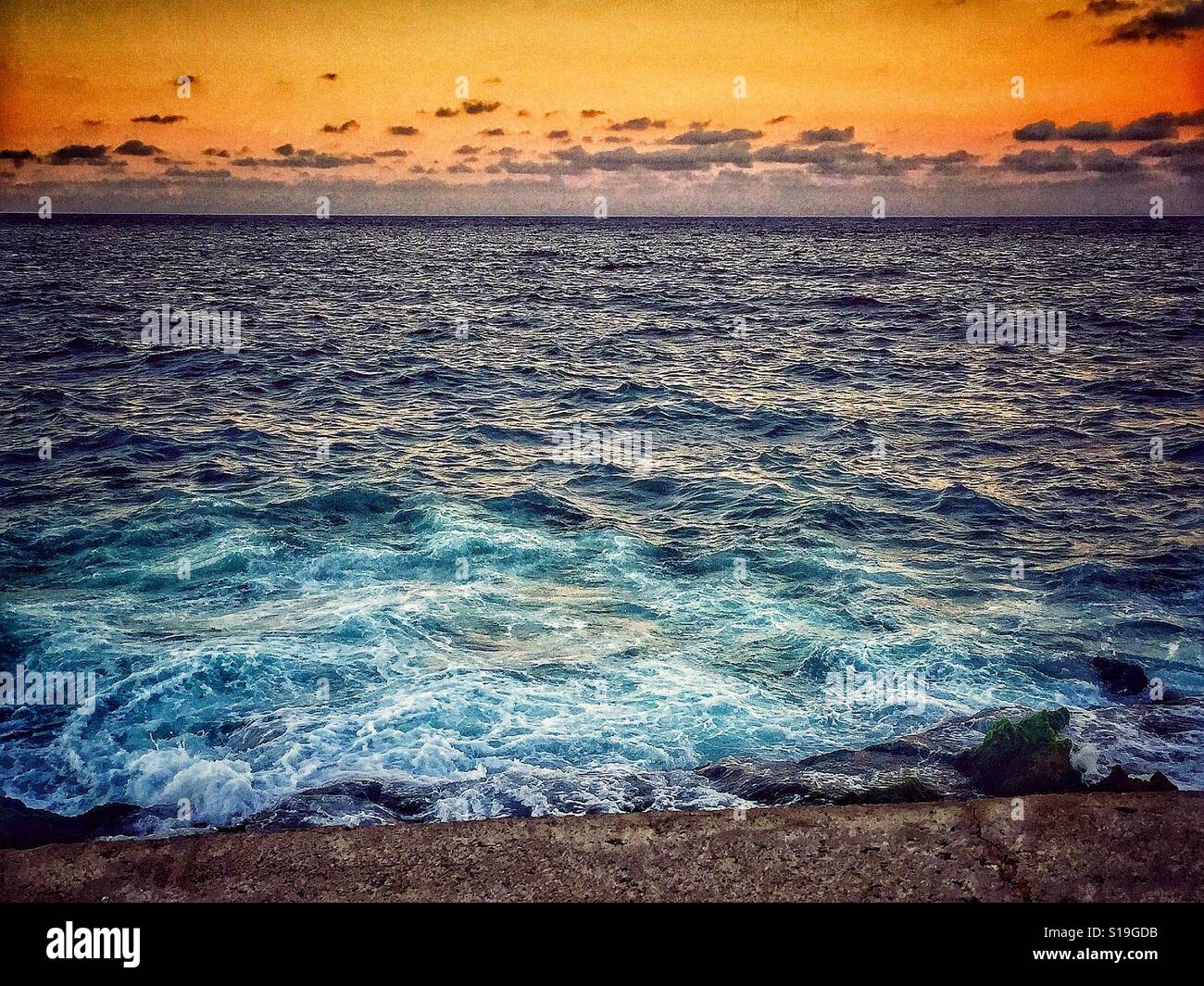 Unruhige Meer gegen Malecon Ufermauer in Havanna, Kuba Stockfoto