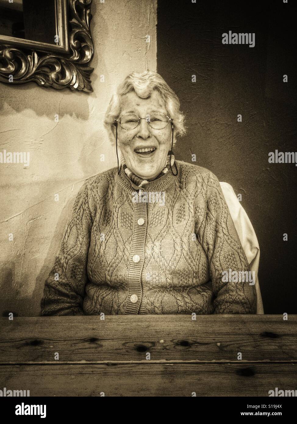 Alte Dame lachen Stockfoto