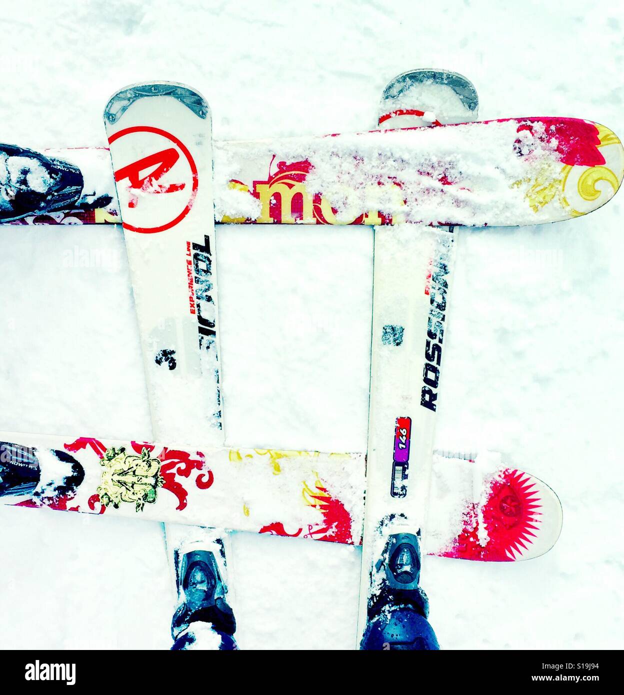 Ein Hashtag-Symbol mit zwei paar verschneite Ski gemacht. Stockfoto