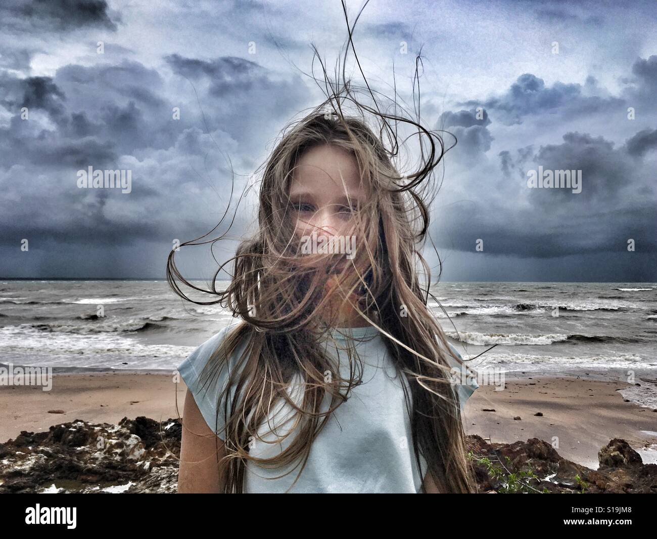 Junges Mädchen im Wind. Stockfoto