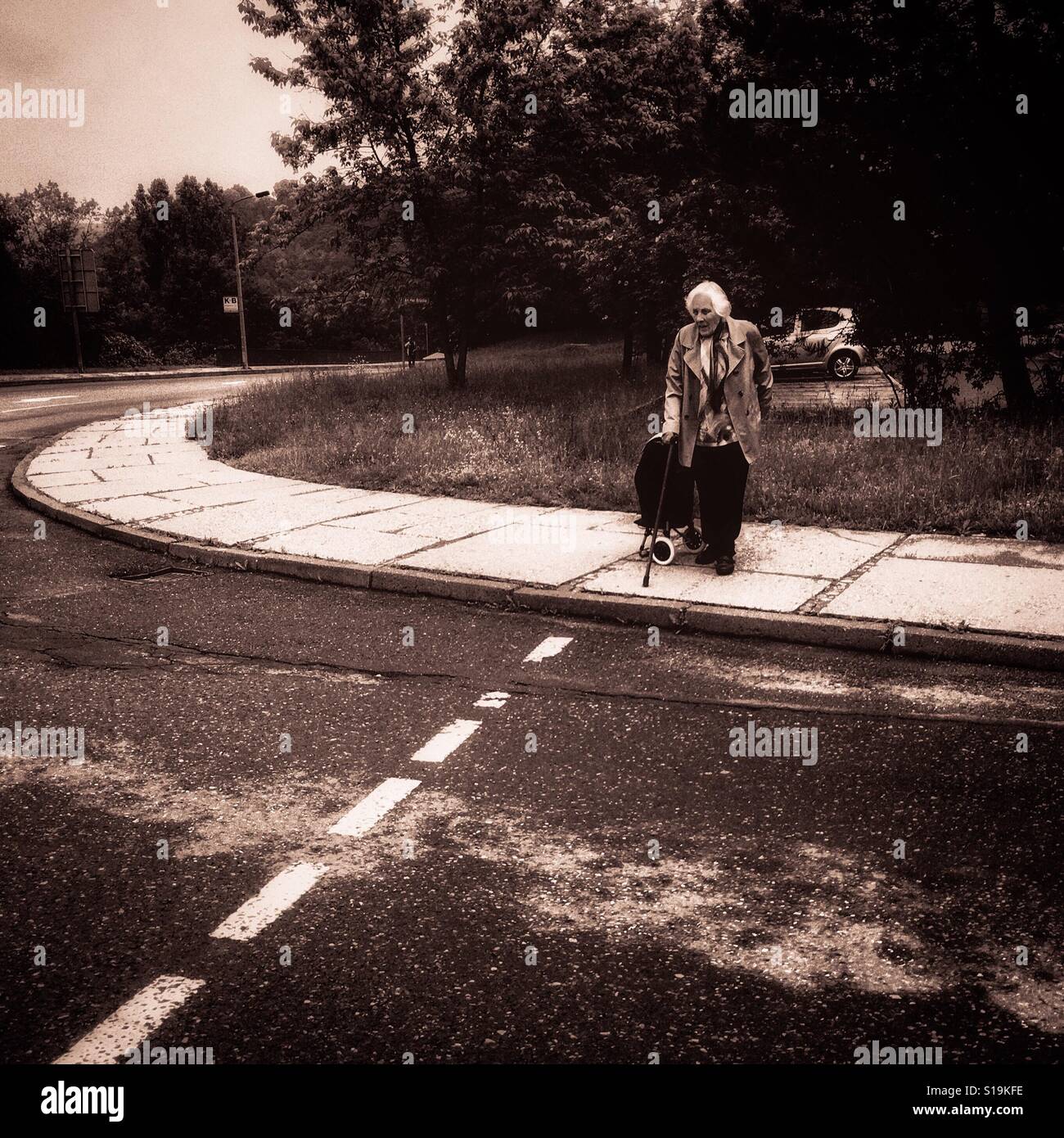 Eine alte Frau auf der Straße, schwarz / weiß Stockfoto