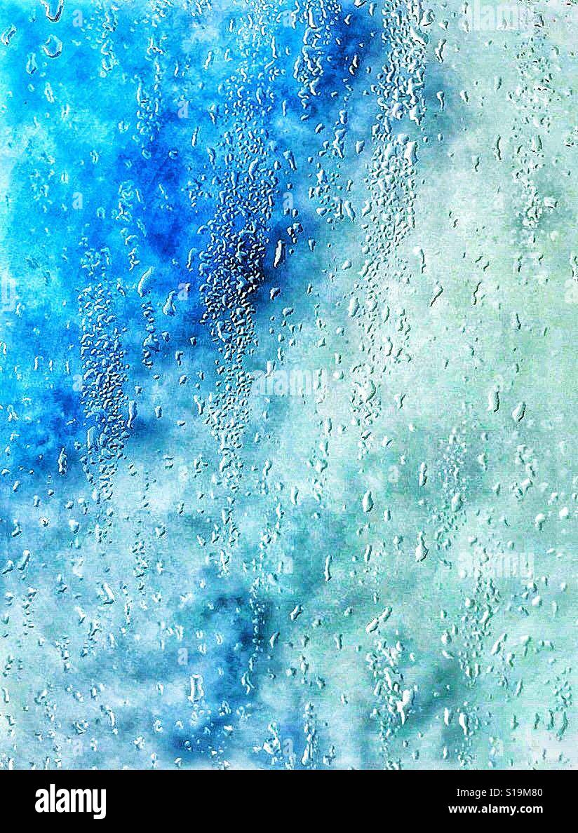 Regentropfen auf Glas Stockfoto