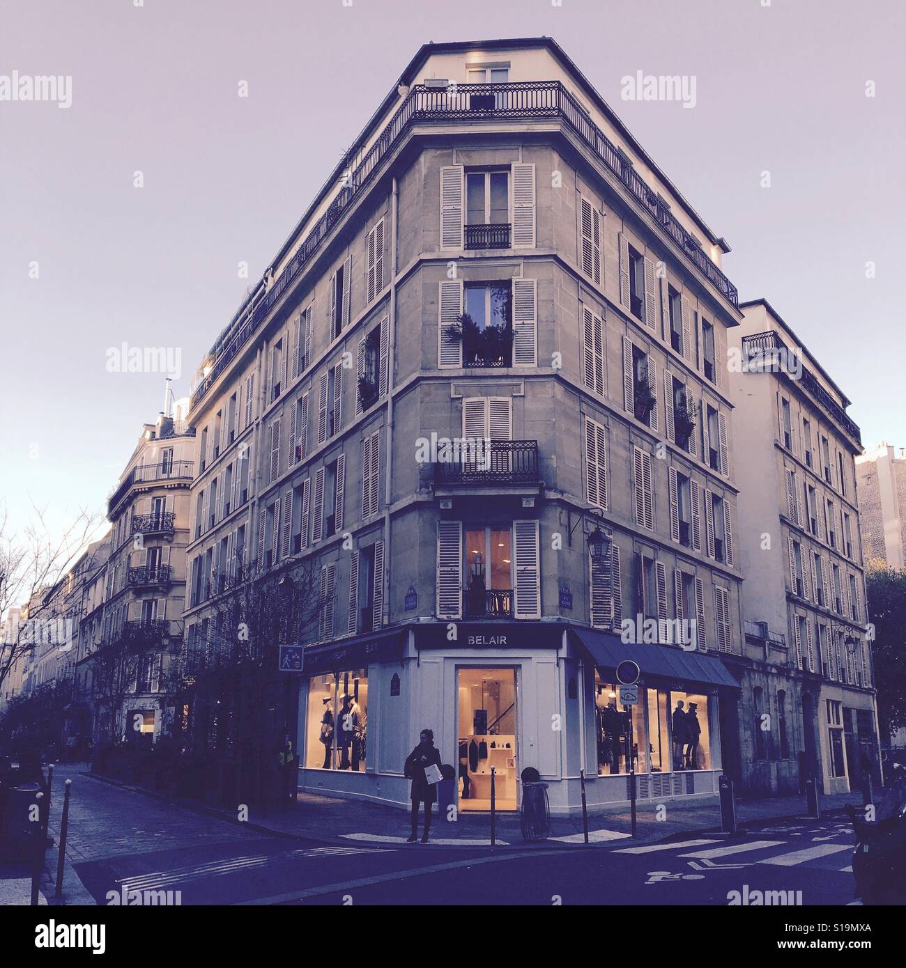 Paris-Gebäude-Architektur bei Nacht Stockfoto
