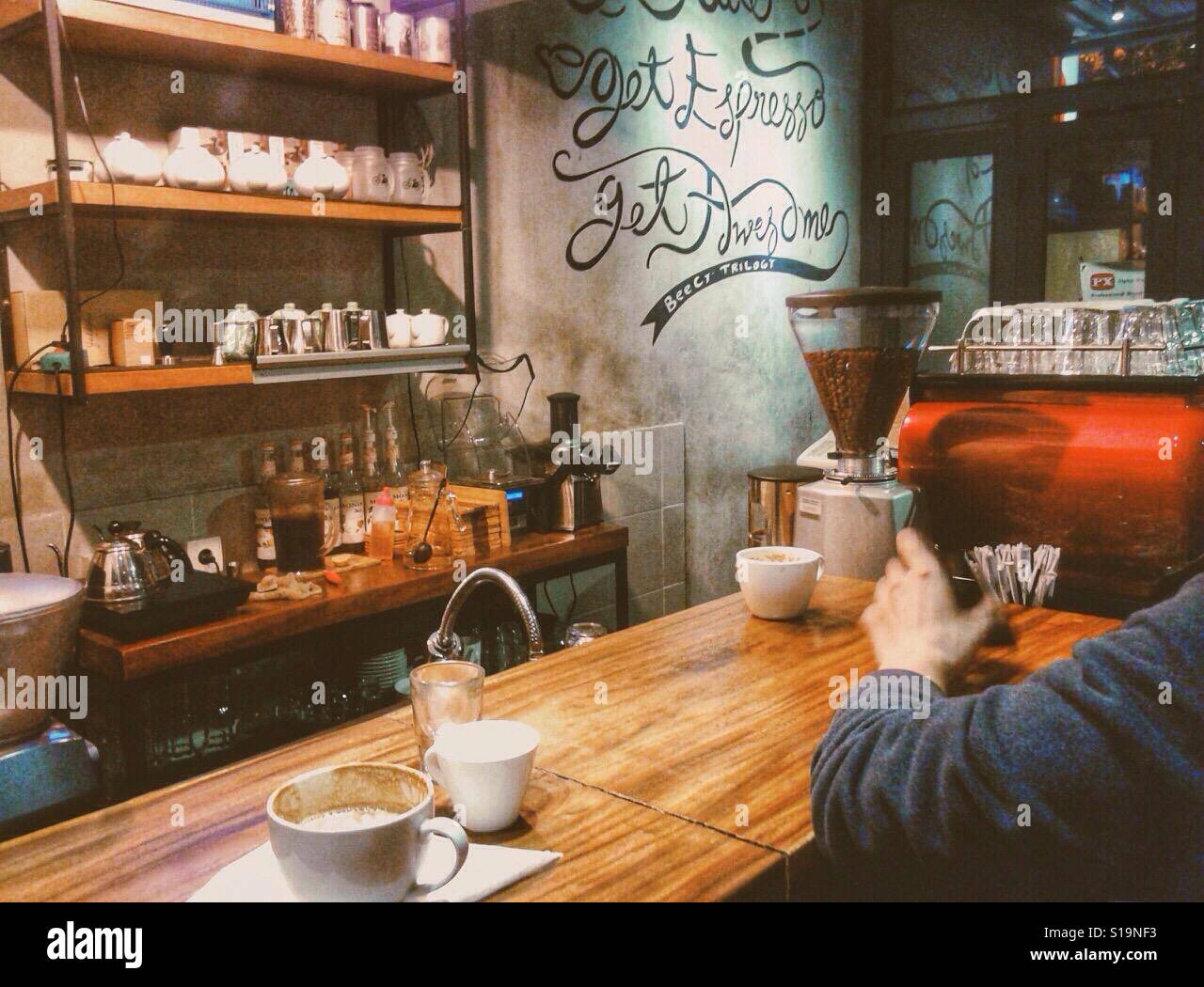 Gespräch am Stehtisch im Coffee Shop Stockfoto