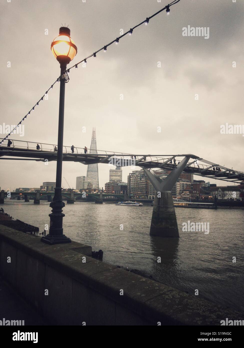 London, die Scherbe und Millennium Bridge Stockfoto