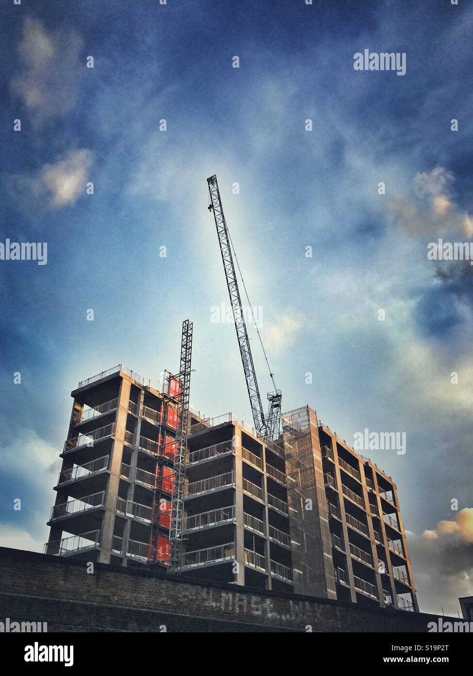 Neues Appartementhaus im Zentrum von London gebaut - Smartphone-aufgenommenes Stockfoto