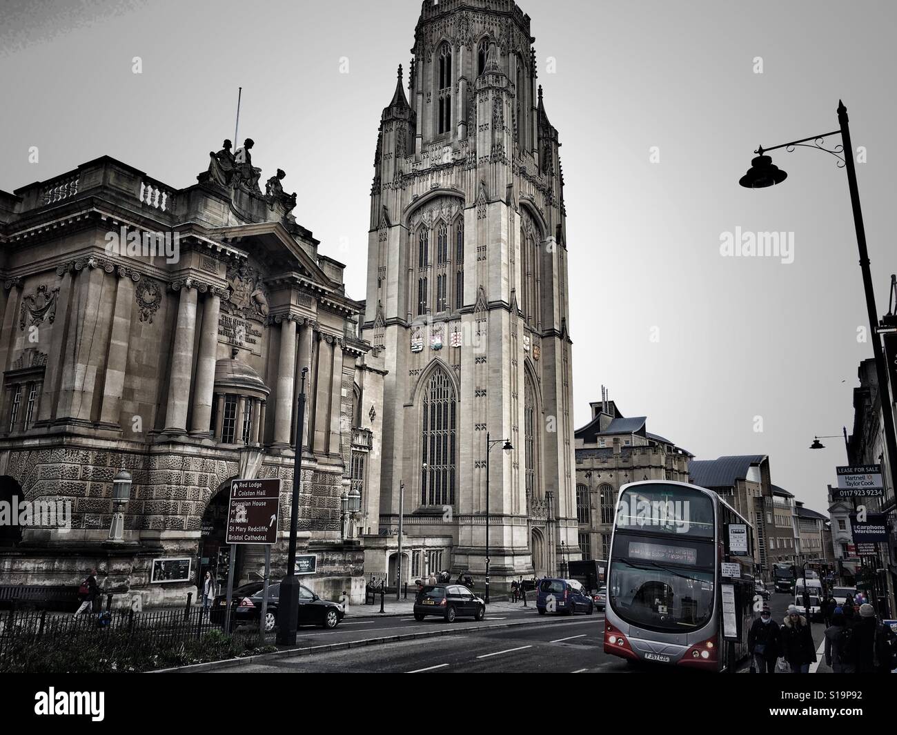 Wills Memorial Building (Universität von Bristol) und Bristol Museum & Kunstgalerie, Queens Road, Bristol, England - Smartphone-aufgenommenes Stockfoto