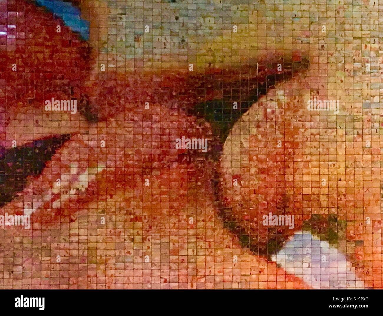 Die Welt beginnt mit jedem Kuss, Barcelona. Mosaik-Kunst mit Tausenden von keramischen Fliesen Stockfoto