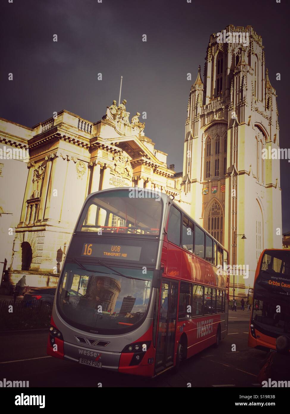 Bus in Queens Road, Bristol mit dem Wills Memorial Building (University of Bristol) und Bristol & Kunstmuseum Galerie hinter. - Smartphone-aufgenommenes Stockfoto