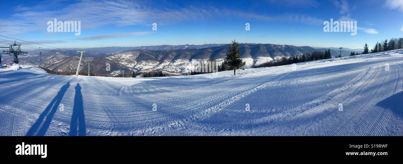Neuschnee-Piste am Morgen im Skigebiet Krasiya, Ukraine. Stockfoto