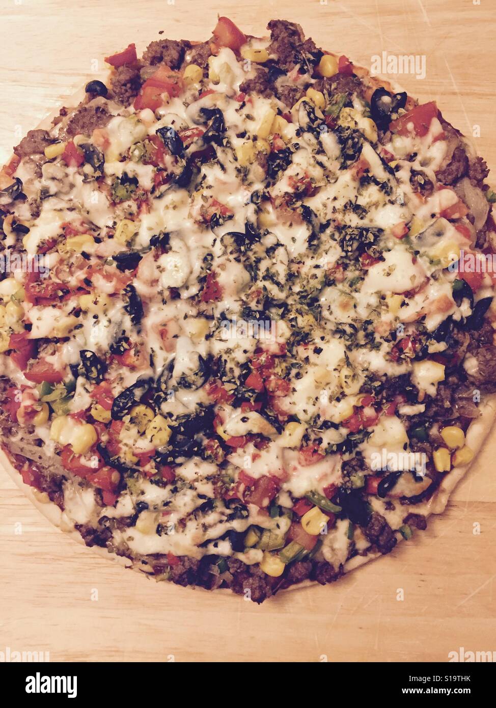 Hausgemachte Pizza mit der Familie genießen Stockfoto