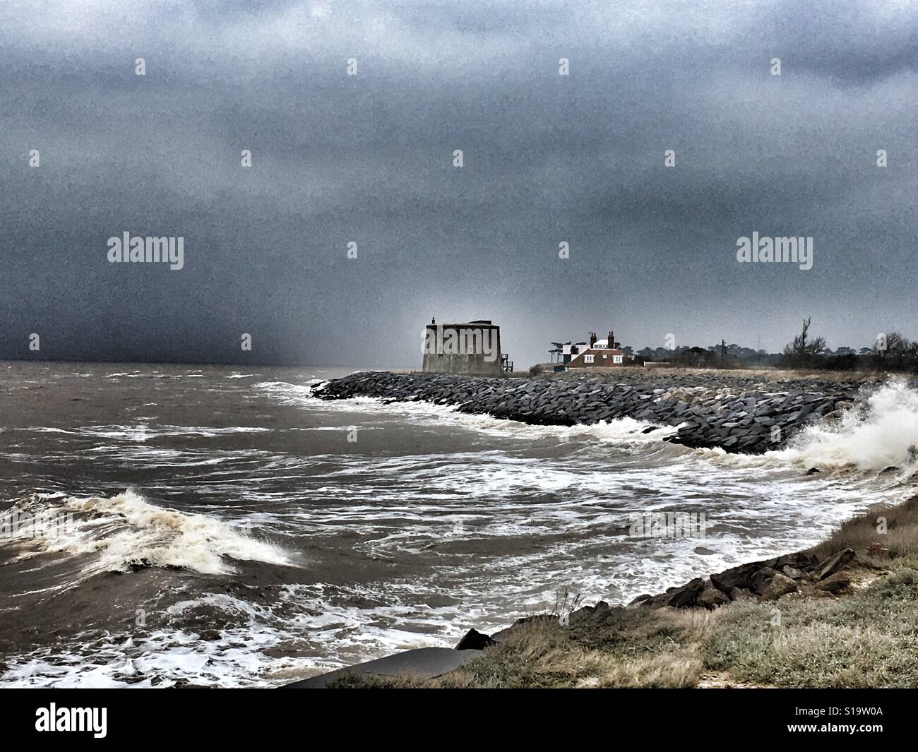 Starken Ostwinden abwischen, Seegang, Osten Lane, Bawdsey, Suffolk, UK. - Smartphone-aufgenommenes Stockfoto