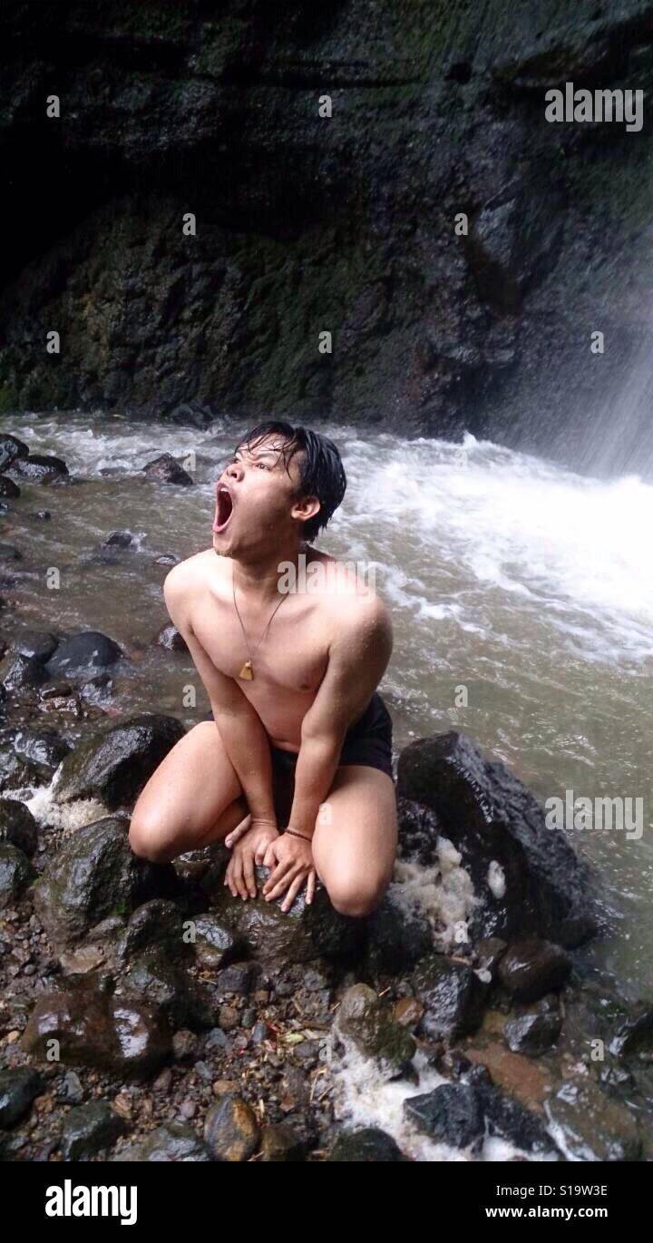 Mann schreien im Wasserfall Stockfoto