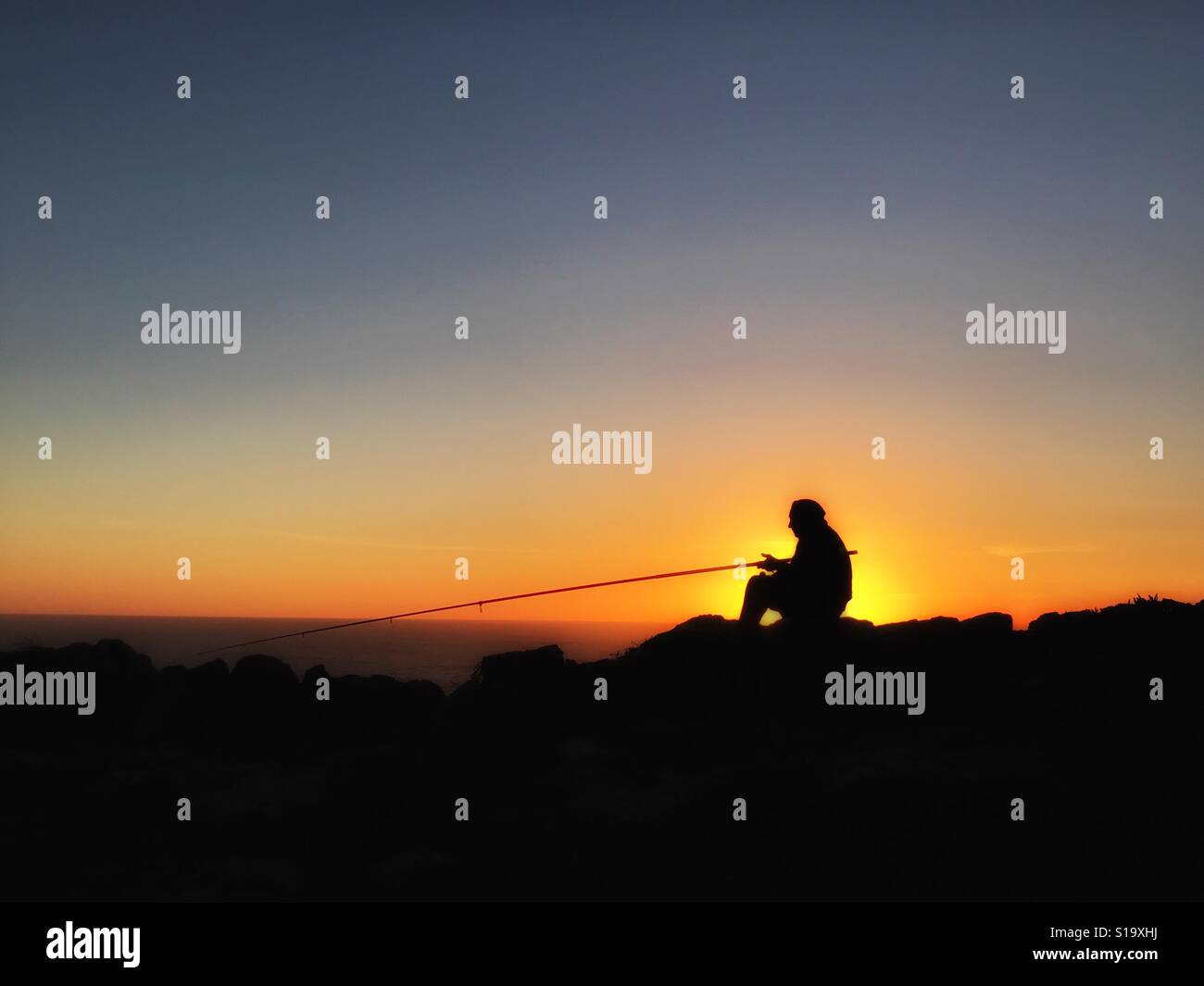 Mann Angeln bei Sonnenaufgang Sagres Portugal Stockfoto